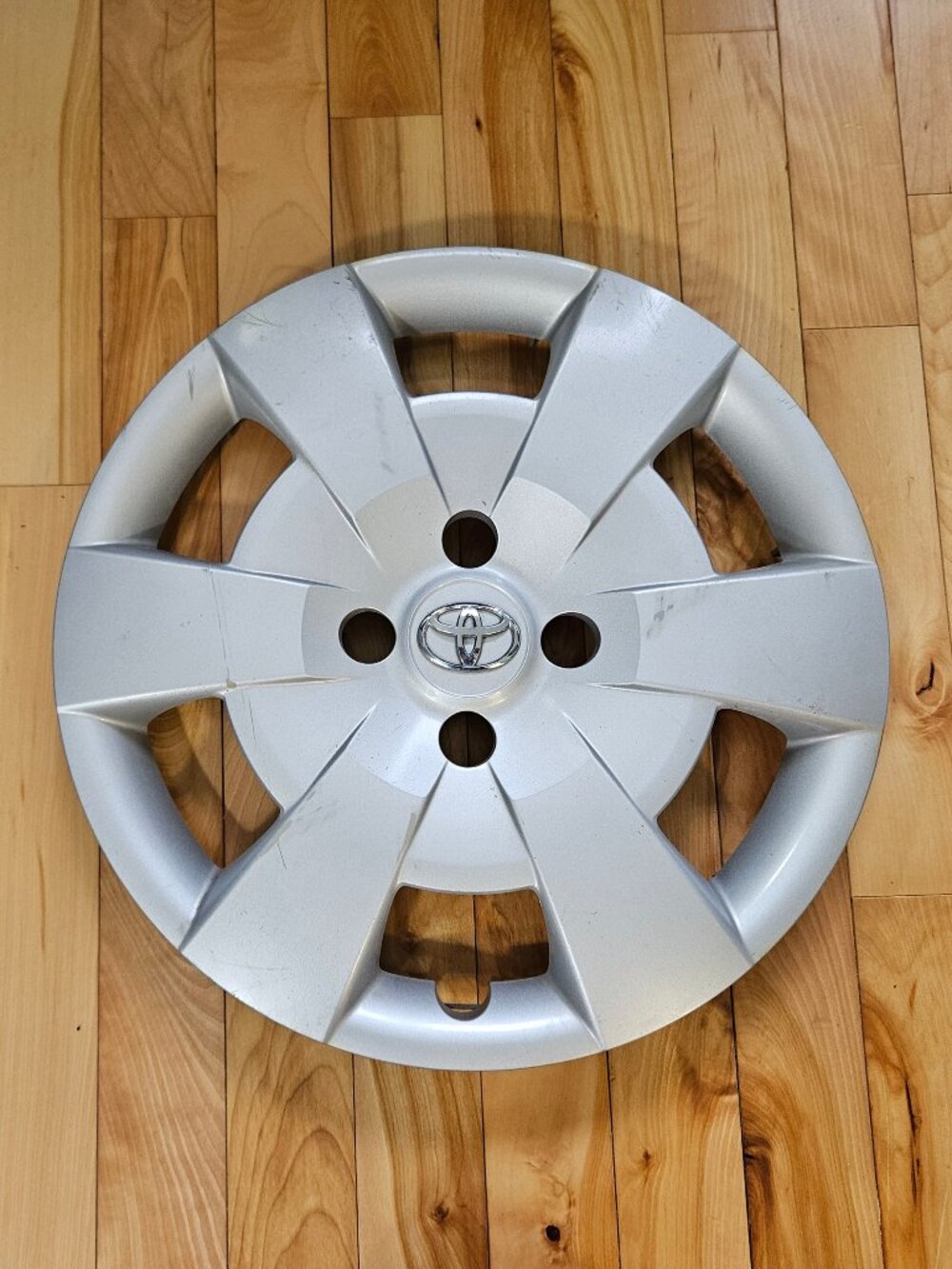 TOYOTA HUBCAP 15 inch OEM 42602-52410